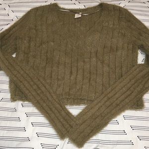 UO Cropped Fuzzy V-neck Sweater